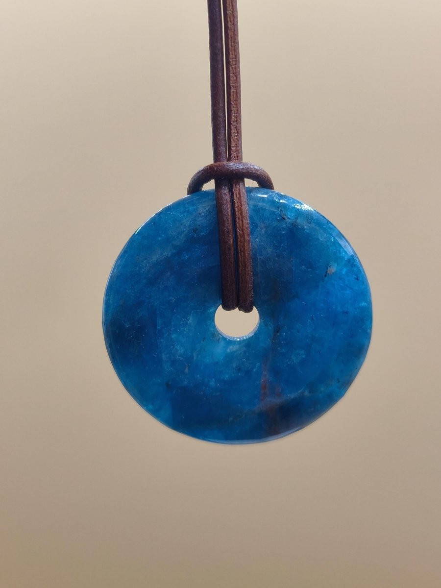Apatit AAA Kette Donut 30mm Edelstein blau Anhänger Kristall Heilstein Kind Geschenk Natur Rarität Schutz Stein Mann Frau Er Sie transparent - Art of Nature Berlin