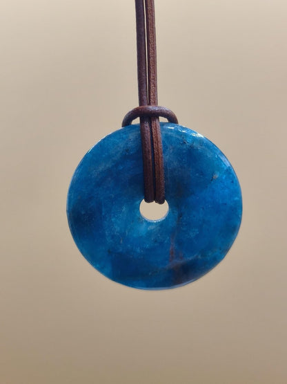Apatit AAA Kette Donut 30mm Edelstein blau Anhänger Kristall Heilstein Kind Geschenk Natur Rarität Schutz Stein Mann Frau Er Sie transparent - Art of Nature Berlin
