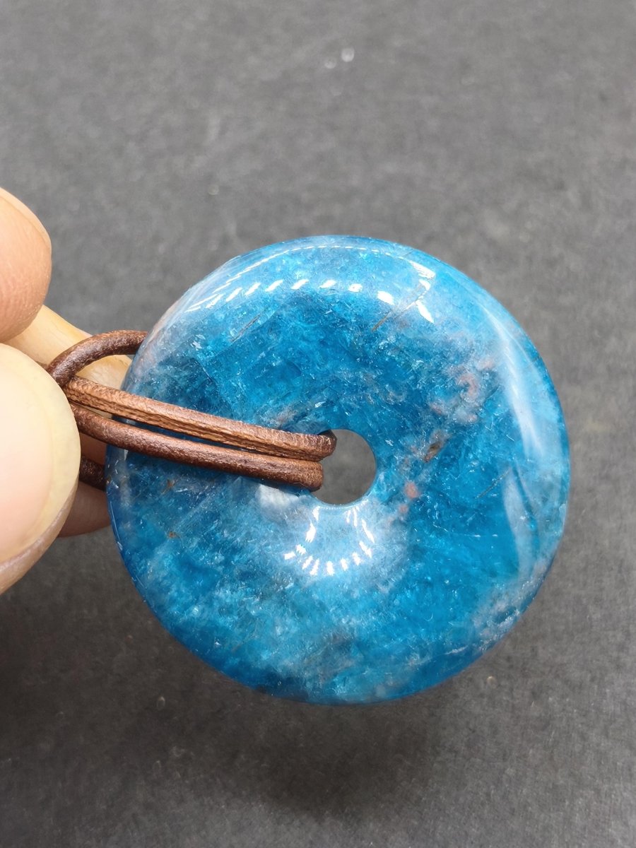 Apatit AAA Kette Donut 30mm Edelstein blau Anhänger Kristall Heilstein Kind Geschenk Natur Rarität Schutz Stein Mann Frau Er Sie transparent - Art of Nature Berlin