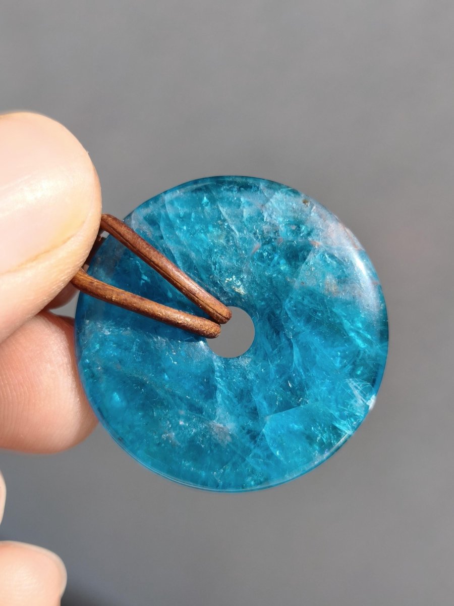 Apatit AAA Kette Donut 30mm Edelstein blau Anhänger Kristall Heilstein Kind Geschenk Natur Rarität Schutz Stein Mann Frau Er Sie transparent - Art of Nature Berlin