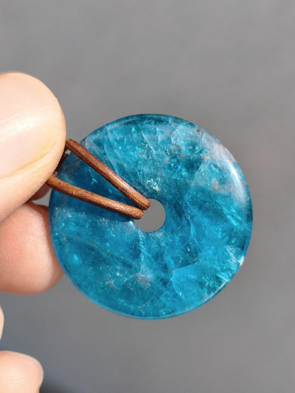 Apatit AAA Kette Donut 30mm Edelstein blau Anhänger Kristall Heilstein Kind Geschenk Natur Rarität Schutz Stein Mann Frau Er Sie transparent - Art of Nature Berlin