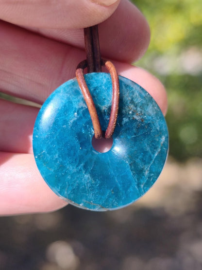 Apatit AAA Kette Donut 30mm Edelstein blau Anhänger Kristall Heilstein Kind Geschenk Natur Rarität Schutz Stein Mann Frau Er Sie transparent - Art of Nature Berlin
