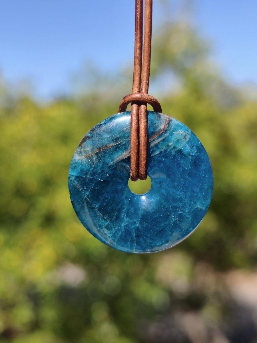 Apatit AAA Kette Donut 30mm Edelstein blau Anhänger Kristall Heilstein Kind Geschenk Natur Rarität Schutz Stein Mann Frau Er Sie transparent - Art of Nature Berlin