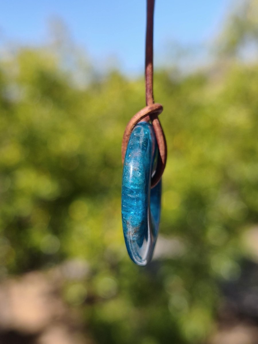 Apatit AAA Kette Donut 30mm Edelstein blau Anhänger Kristall Heilstein Kind Geschenk Natur Rarität Schutz Stein Mann Frau Er Sie transparent - Art of Nature Berlin