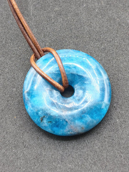 Apatit AAA Kette Donut 30mm Edelstein blau Anhänger Kristall Heilstein Kind Geschenk Natur Rarität Schutz Stein Mann Frau Er Sie transparent - Art of Nature Berlin