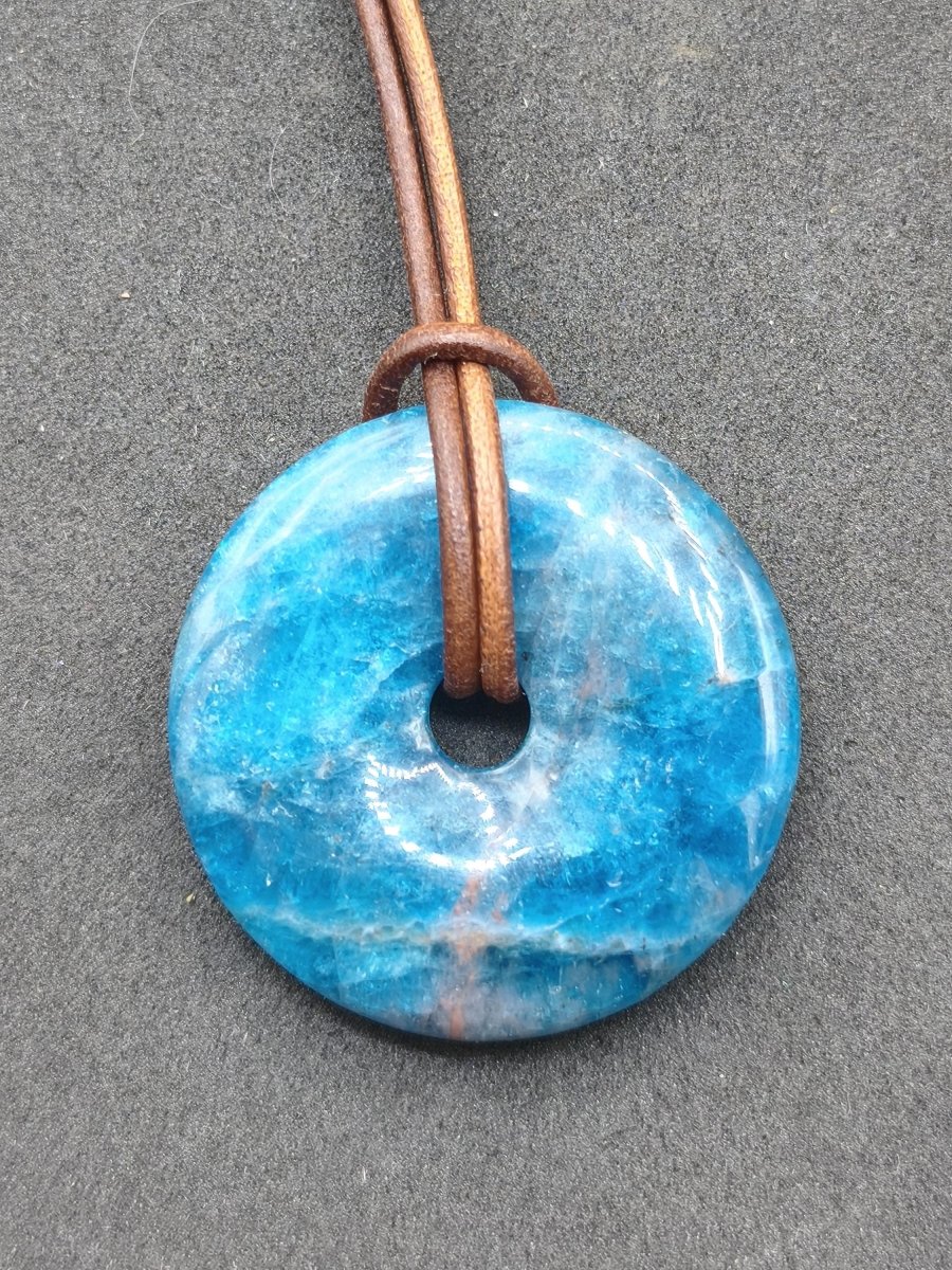 Apatit AAA Kette Donut 30mm Edelstein blau Anhänger Kristall Heilstein Kind Geschenk Natur Rarität Schutz Stein Mann Frau Er Sie transparent - Art of Nature Berlin
