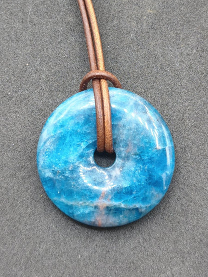 Apatit AAA Kette Donut 30mm Edelstein blau Anhänger Kristall Heilstein Kind Geschenk Natur Rarität Schutz Stein Mann Frau Er Sie transparent - Art of Nature Berlin