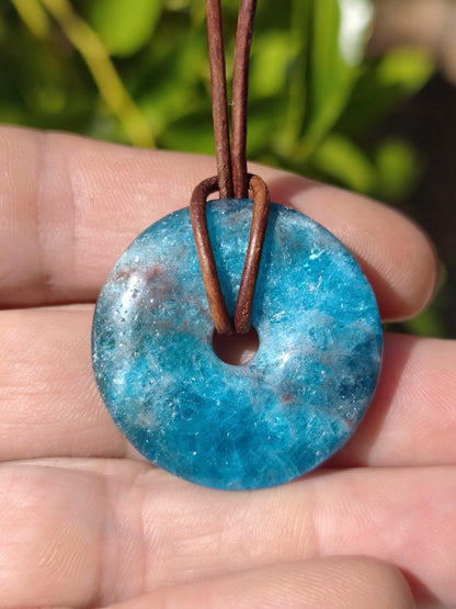 Apatit AAA Kette Donut 30mm Edelstein blau Anhänger Kristall Heilstein Kind Geschenk Natur Rarität Schutz Stein Mann Frau Er Sie transparent - Art of Nature Berlin