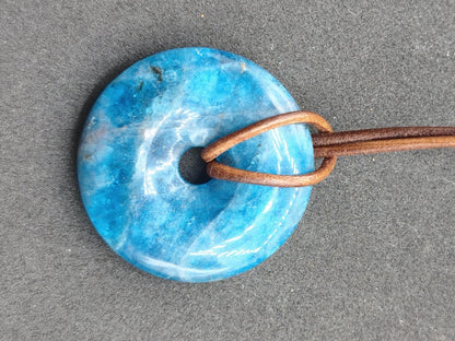 Apatit AAA Kette Donut 30mm Edelstein blau Anhänger Kristall Heilstein Kind Geschenk Natur Rarität Schutz Stein Mann Frau Er Sie transparent - Art of Nature Berlin