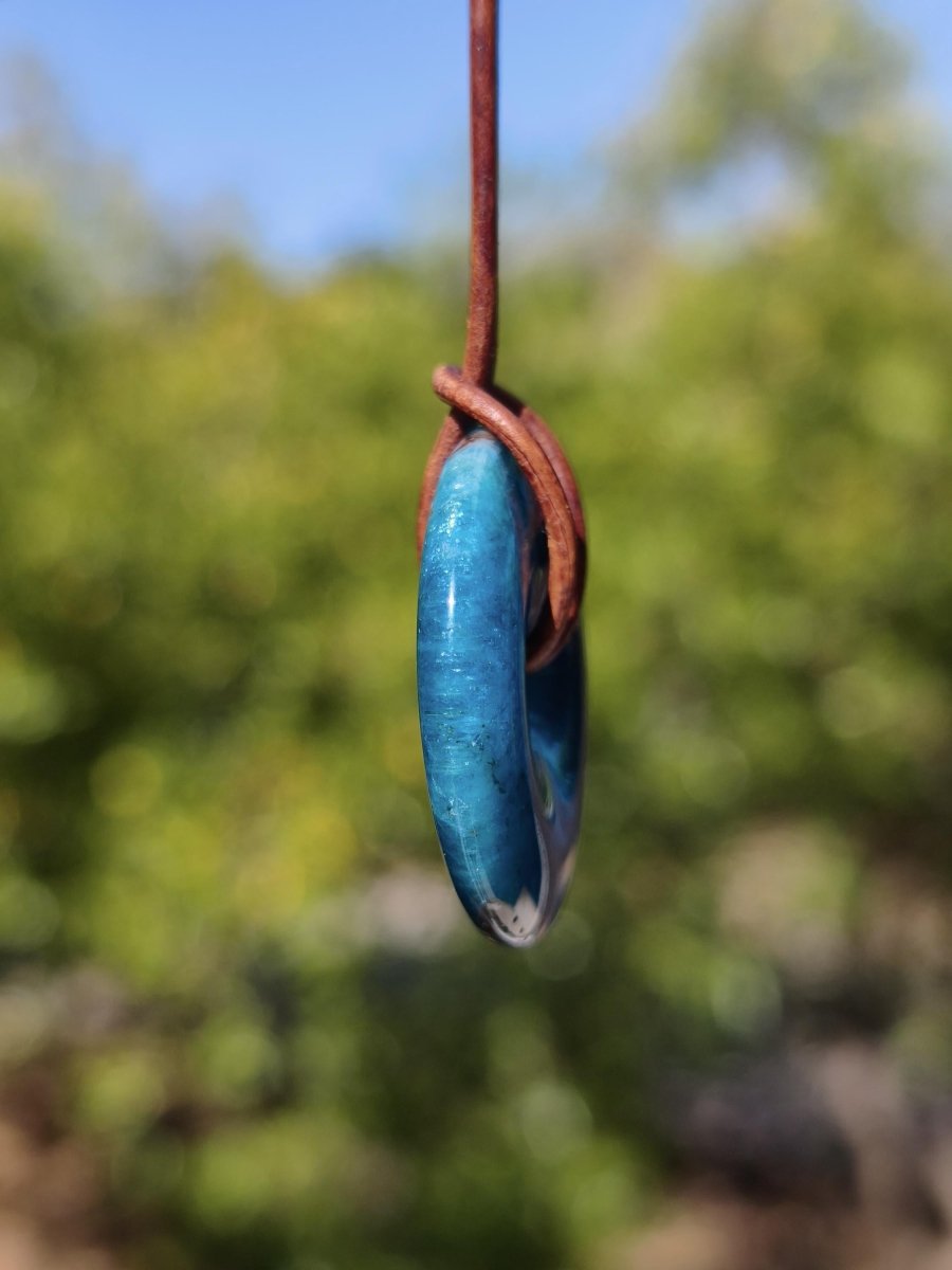 Apatit AAA Kette Donut 30mm Edelstein blau Anhänger Kristall Heilstein Kind Geschenk Natur Rarität Schutz Stein Mann Frau Er Sie transparent - Art of Nature Berlin
