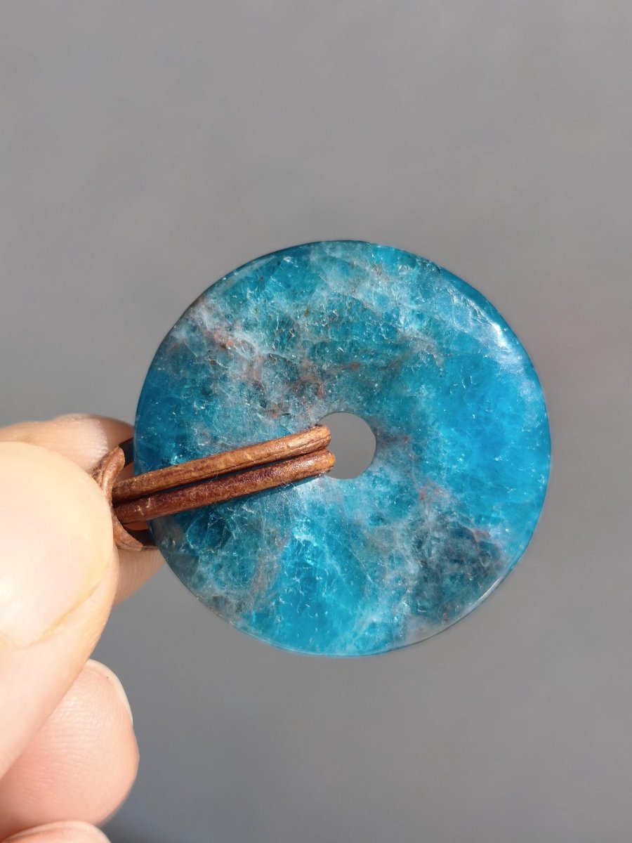 Apatit AAA Kette Donut 30mm Edelstein blau Anhänger Kristall Heilstein Kind Geschenk Natur Rarität Schutz Stein Mann Frau Er Sie transparent - Art of Nature Berlin