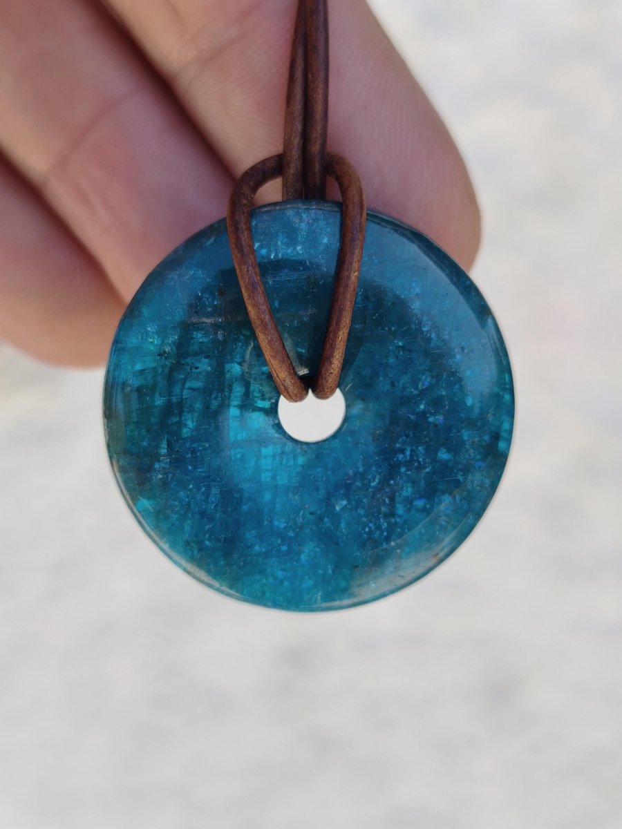 Apatit AAA Kette Donut 30mm Edelstein blau Anhänger Kristall Heilstein Kind Geschenk Natur Rarität Schutz Stein Mann Frau Er Sie transparent - Art of Nature Berlin