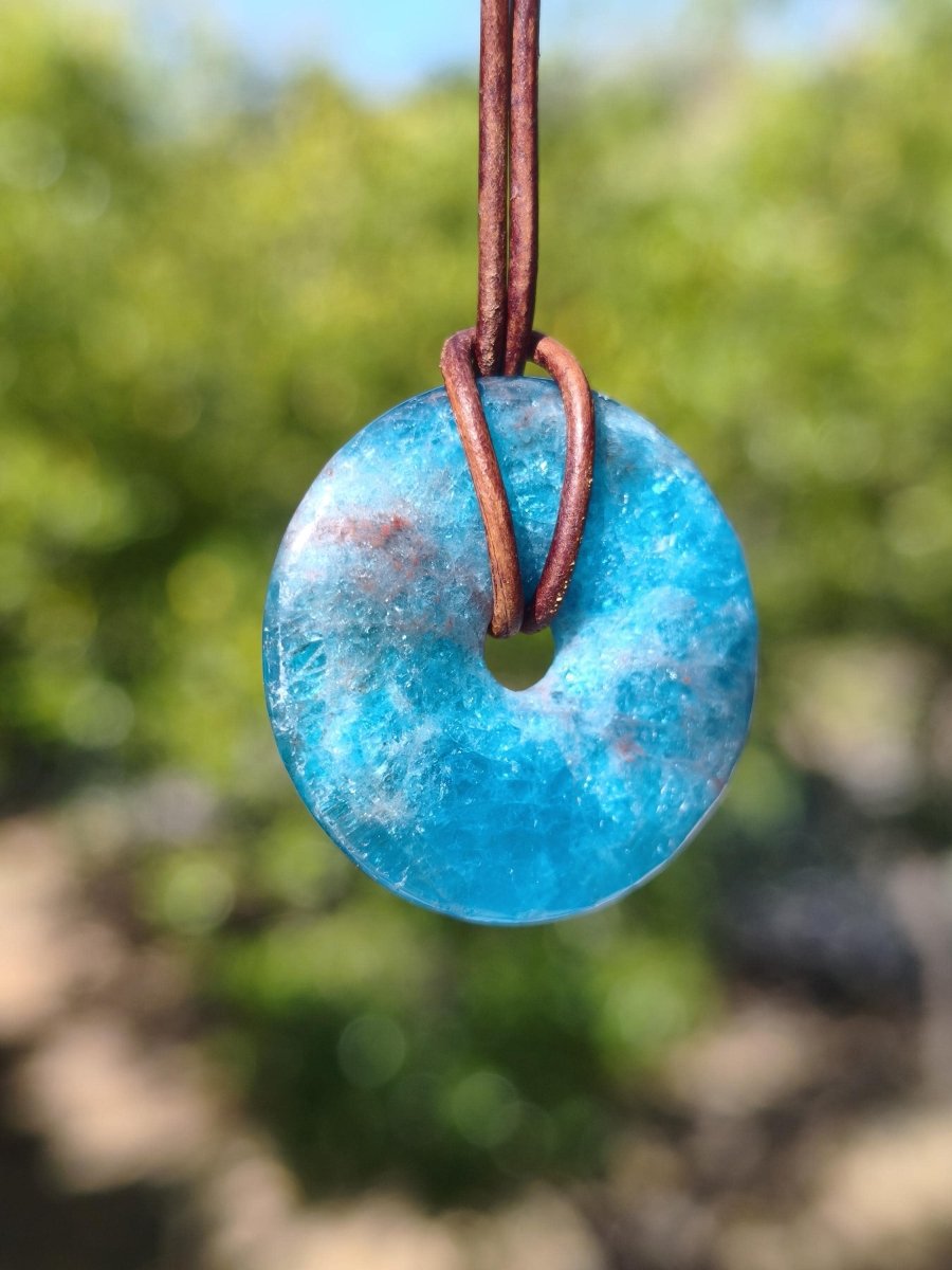 Apatit AAA Kette Donut 30mm Edelstein blau Anhänger Kristall Heilstein Kind Geschenk Natur Rarität Schutz Stein Mann Frau Er Sie transparent - Art of Nature Berlin