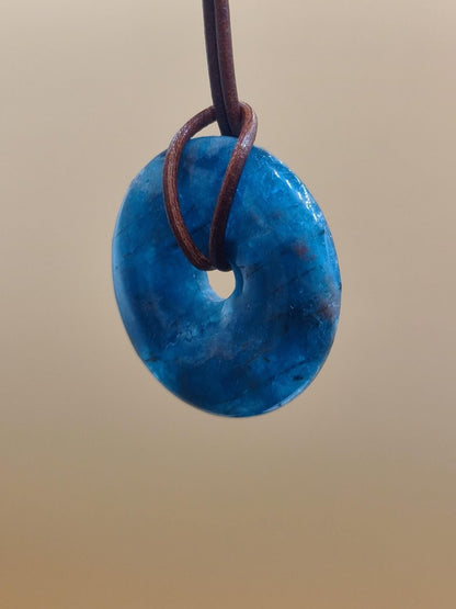 Apatit AAA Kette Donut 30mm Edelstein blau Anhänger Kristall Heilstein Kind Geschenk Natur Rarität Schutz Stein Mann Frau Er Sie transparent - Art of Nature Berlin