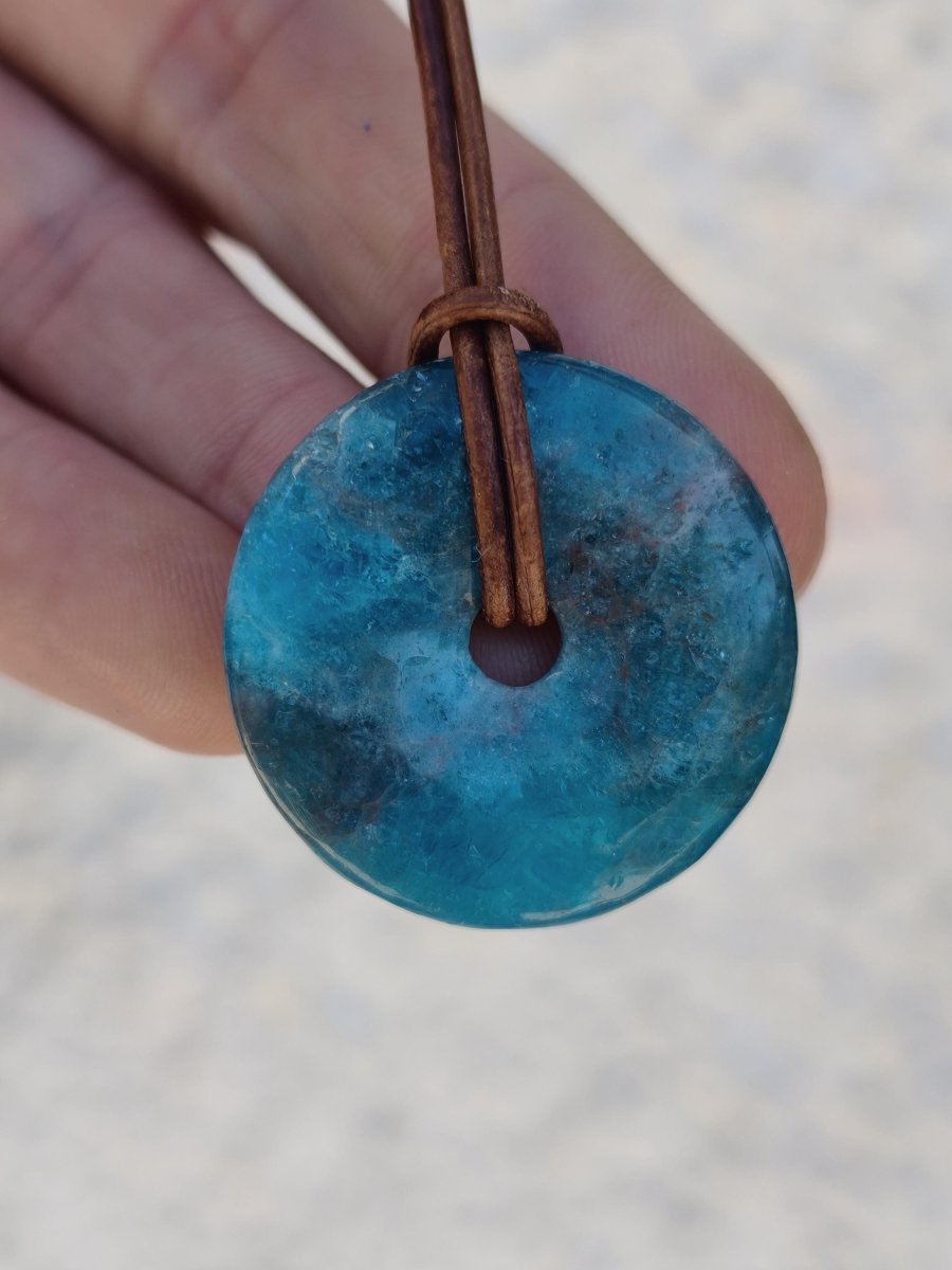 Apatit AAA Kette Donut 30mm Edelstein blau Anhänger Kristall Heilstein Kind Geschenk Natur Rarität Schutz Stein Mann Frau Er Sie transparent - Art of Nature Berlin