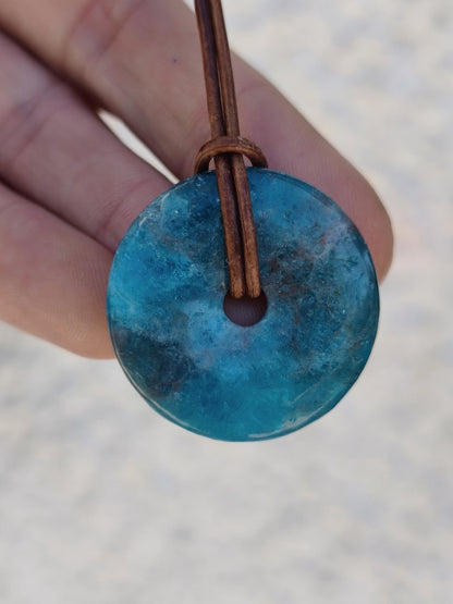 Apatit AAA Kette Donut 30mm Edelstein blau Anhänger Kristall Heilstein Kind Geschenk Natur Rarität Schutz Stein Mann Frau Er Sie transparent - Art of Nature Berlin