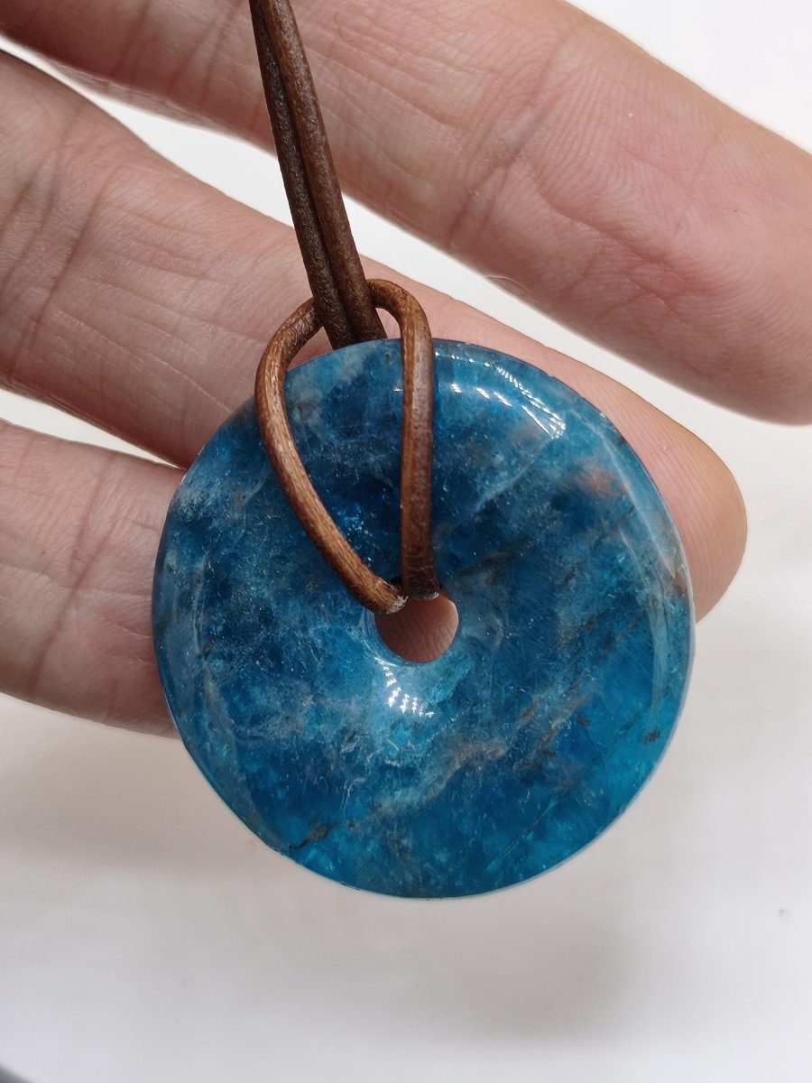 Apatit AAA Kette Donut 30mm Edelstein blau Anhänger Kristall Heilstein Kind Geschenk Natur Rarität Schutz Stein Mann Frau Er Sie transparent - Art of Nature Berlin