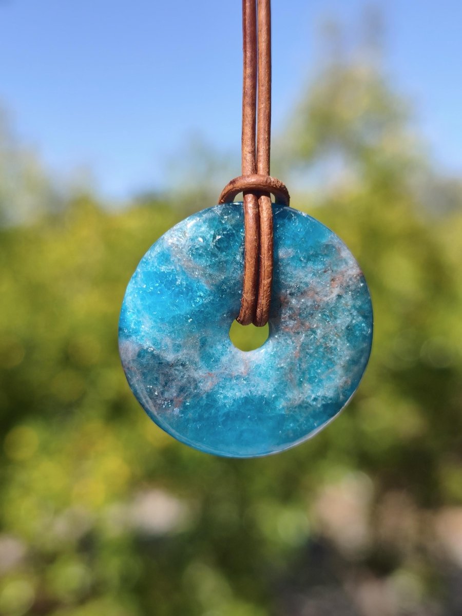 Apatit AAA Kette Donut 30mm Edelstein blau Anhänger Kristall Heilstein Kind Geschenk Natur Rarität Schutz Stein Mann Frau Er Sie transparent - Art of Nature Berlin