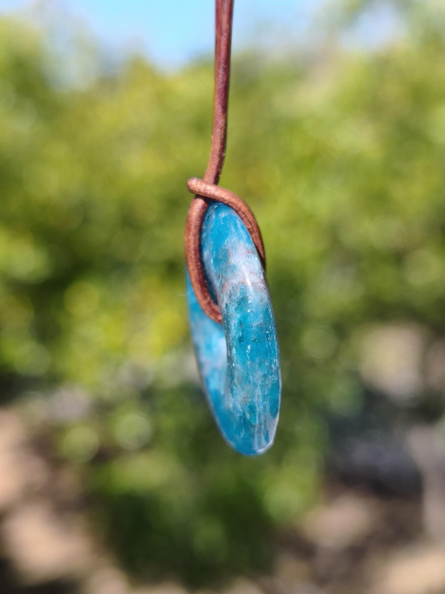 Apatit AAA Kette Donut 30mm Edelstein blau Anhänger Kristall Heilstein Kind Geschenk Natur Rarität Schutz Stein Mann Frau Er Sie transparent - Art of Nature Berlin