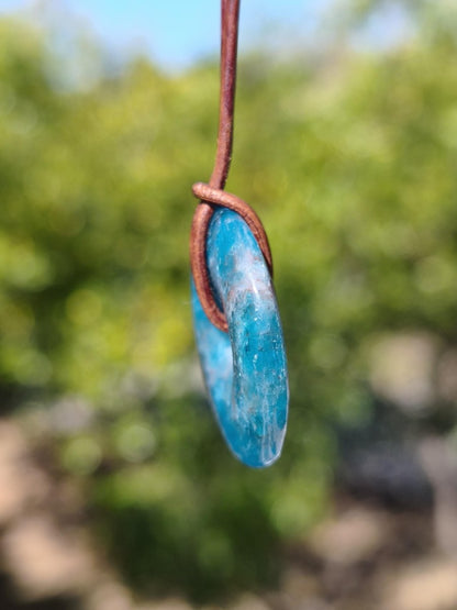 Apatit AAA Kette Donut 30mm Edelstein blau Anhänger Kristall Heilstein Kind Geschenk Natur Rarität Schutz Stein Mann Frau Er Sie transparent - Art of Nature Berlin