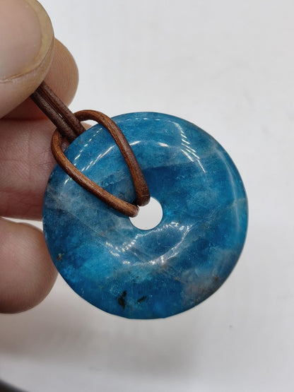 Apatit AAA Kette Donut 30mm Edelstein blau Anhänger Kristall Heilstein Kind Geschenk Natur Rarität Schutz Stein Mann Frau Er Sie transparent - Art of Nature Berlin