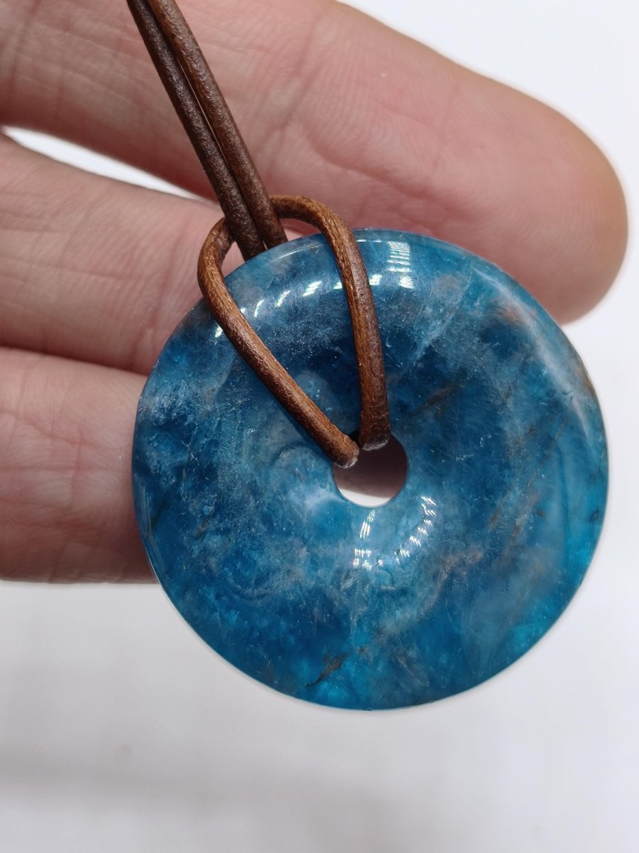 Apatit AAA Kette Donut 30mm Edelstein blau Anhänger Kristall Heilstein Kind Geschenk Natur Rarität Schutz Stein Mann Frau Er Sie transparent - Art of Nature Berlin