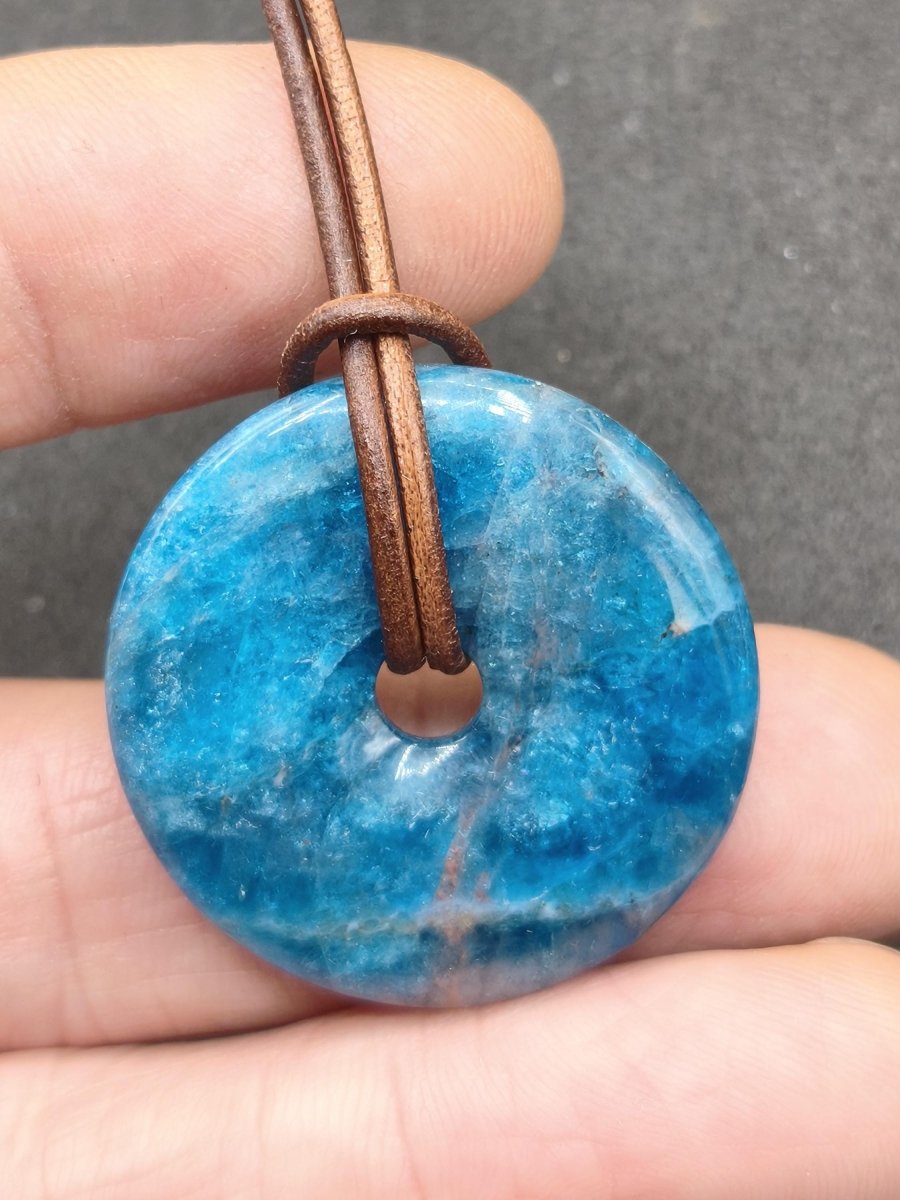 Apatit AAA Kette Donut 30mm Edelstein blau Anhänger Kristall Heilstein Kind Geschenk Natur Rarität Schutz Stein Mann Frau Er Sie transparent - Art of Nature Berlin