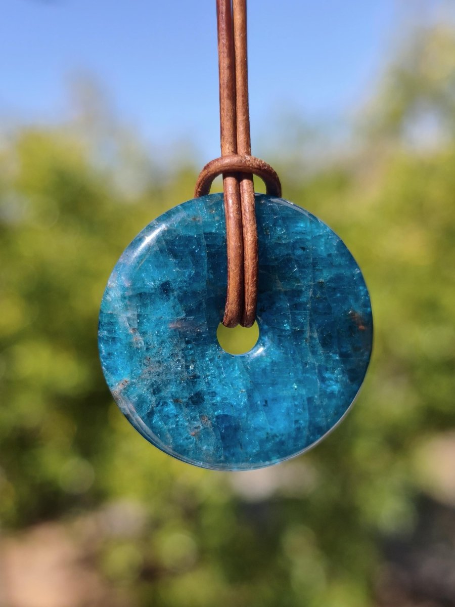Apatit AAA Kette Donut 30mm Edelstein blau Anhänger Kristall Heilstein Kind Geschenk Natur Rarität Schutz Stein Mann Frau Er Sie transparent - Art of Nature Berlin