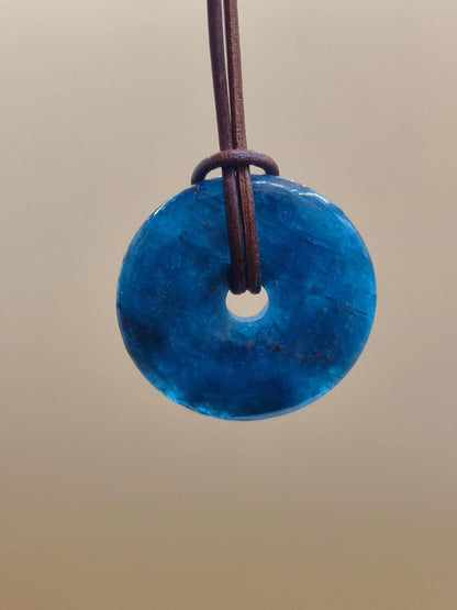 Apatit AAA Kette Donut 30mm Edelstein blau Anhänger Kristall Heilstein Kind Geschenk Natur Rarität Schutz Stein Mann Frau Er Sie transparent - Art of Nature Berlin