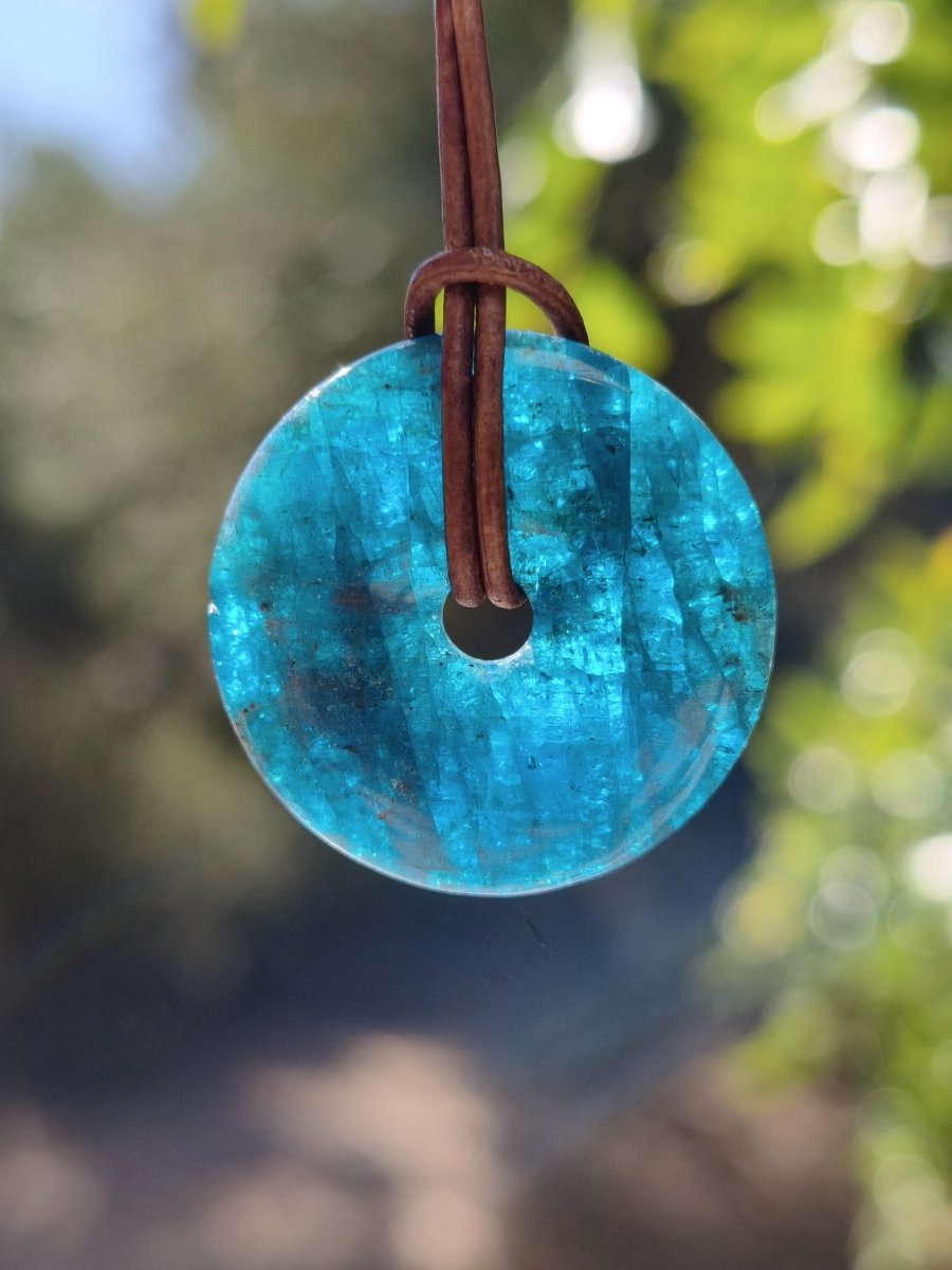 Apatit AAA Kette Donut 30mm Edelstein blau Anhänger Kristall Heilstein Kind Geschenk Natur Rarität Schutz Stein Mann Frau Er Sie transparent - Art of Nature Berlin