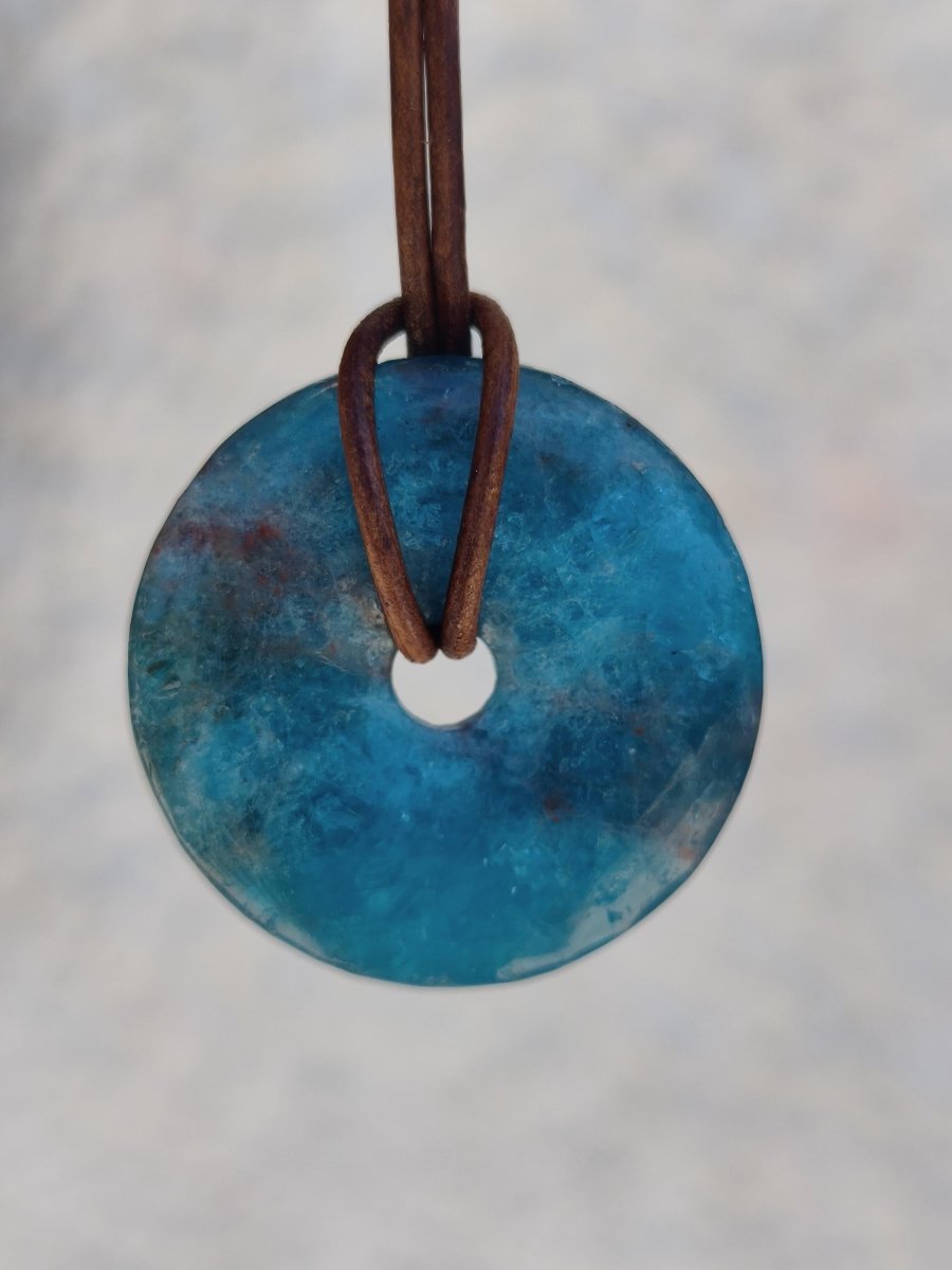 Apatit AAA Kette Donut 30mm Edelstein blau Anhänger Kristall Heilstein Kind Geschenk Natur Rarität Schutz Stein Mann Frau Er Sie transparent - Art of Nature Berlin