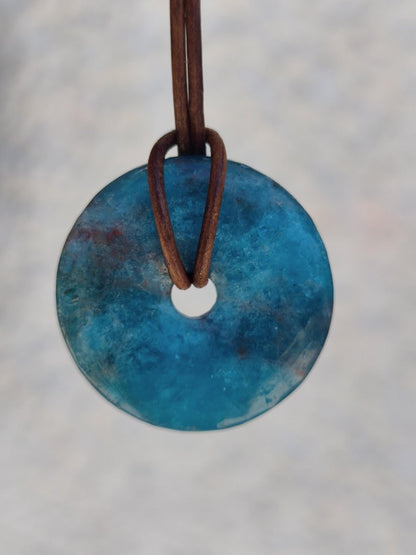 Apatit AAA Kette Donut 30mm Edelstein blau Anhänger Kristall Heilstein Kind Geschenk Natur Rarität Schutz Stein Mann Frau Er Sie transparent - Art of Nature Berlin