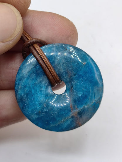 Apatit AAA Kette Donut 30mm Edelstein blau Anhänger Kristall Heilstein Kind Geschenk Natur Rarität Schutz Stein Mann Frau Er Sie transparent - Art of Nature Berlin