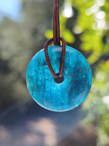 Apatit AAA Kette Donut 30mm Edelstein blau Anhänger Kristall Heilstein Kind Geschenk Natur Rarität Schutz Stein Mann Frau Er Sie transparent - Art of Nature Berlin