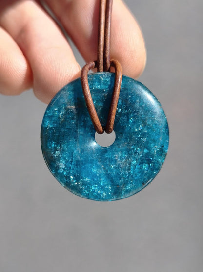 Apatit AAA Kette Donut 30mm Edelstein blau Anhänger Kristall Heilstein Kind Geschenk Natur Rarität Schutz Stein Mann Frau Er Sie transparent - Art of Nature Berlin