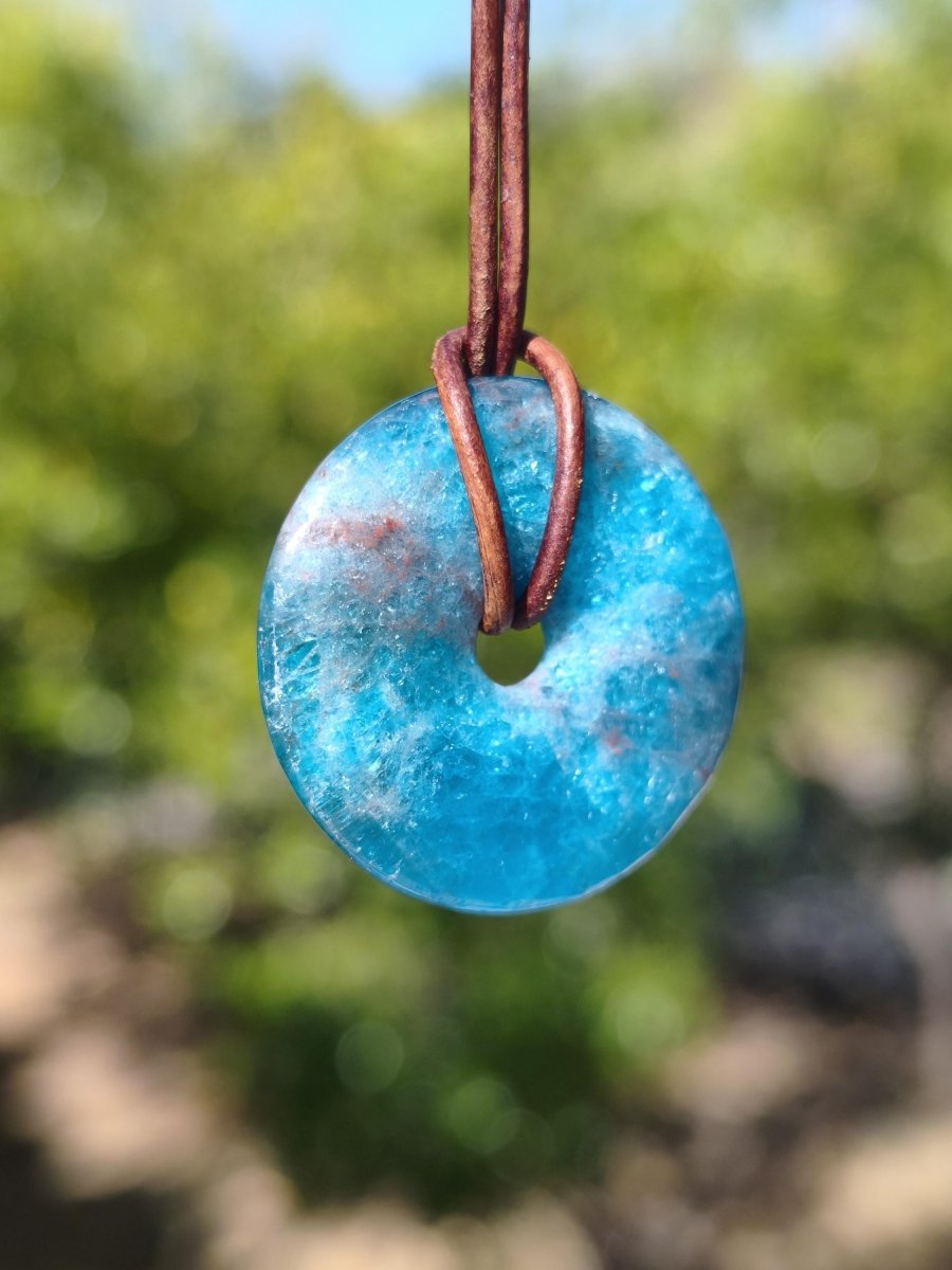 Apatit AAA Kette Donut 30mm Edelstein blau Anhänger Kristall Heilstein Kind Geschenk Natur Rarität Schutz Stein Mann Frau Er Sie transparent - Art of Nature Berlin