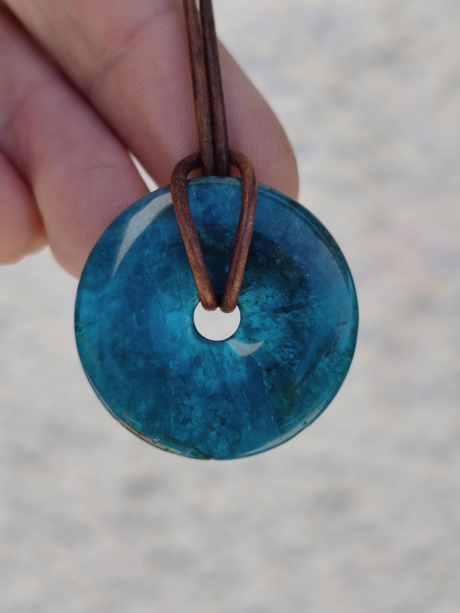 Apatit AAA Kette Donut 30mm Edelstein blau Anhänger Kristall Heilstein Kind Geschenk Natur Rarität Schutz Stein Mann Frau Er Sie transparent - Art of Nature Berlin