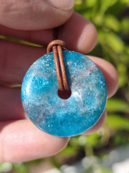 Apatit AAA Kette Donut 30mm Edelstein blau Anhänger Kristall Heilstein Kind Geschenk Natur Rarität Schutz Stein Mann Frau Er Sie transparent - Art of Nature Berlin