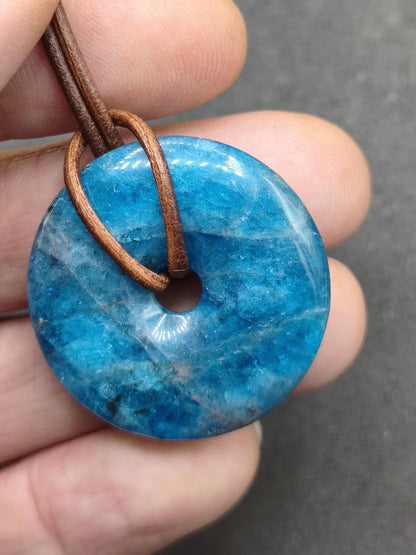 Apatit AAA Kette Donut 30mm Edelstein blau Anhänger Kristall Heilstein Kind Geschenk Natur Rarität Schutz Stein Mann Frau Er Sie transparent - Art of Nature Berlin