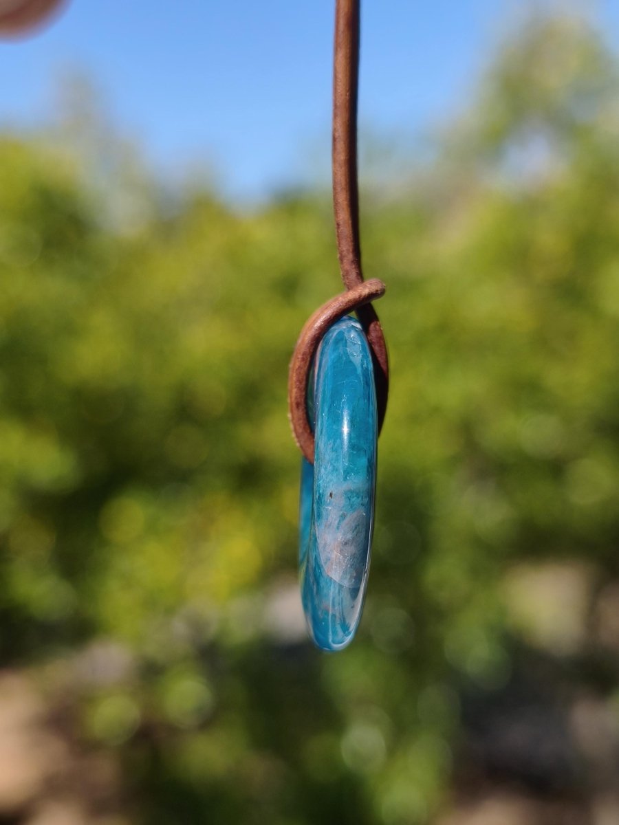 Apatit AAA Kette Donut 30mm Edelstein blau Anhänger Kristall Heilstein Kind Geschenk Natur Rarität Schutz Stein Mann Frau Er Sie transparent - Art of Nature Berlin