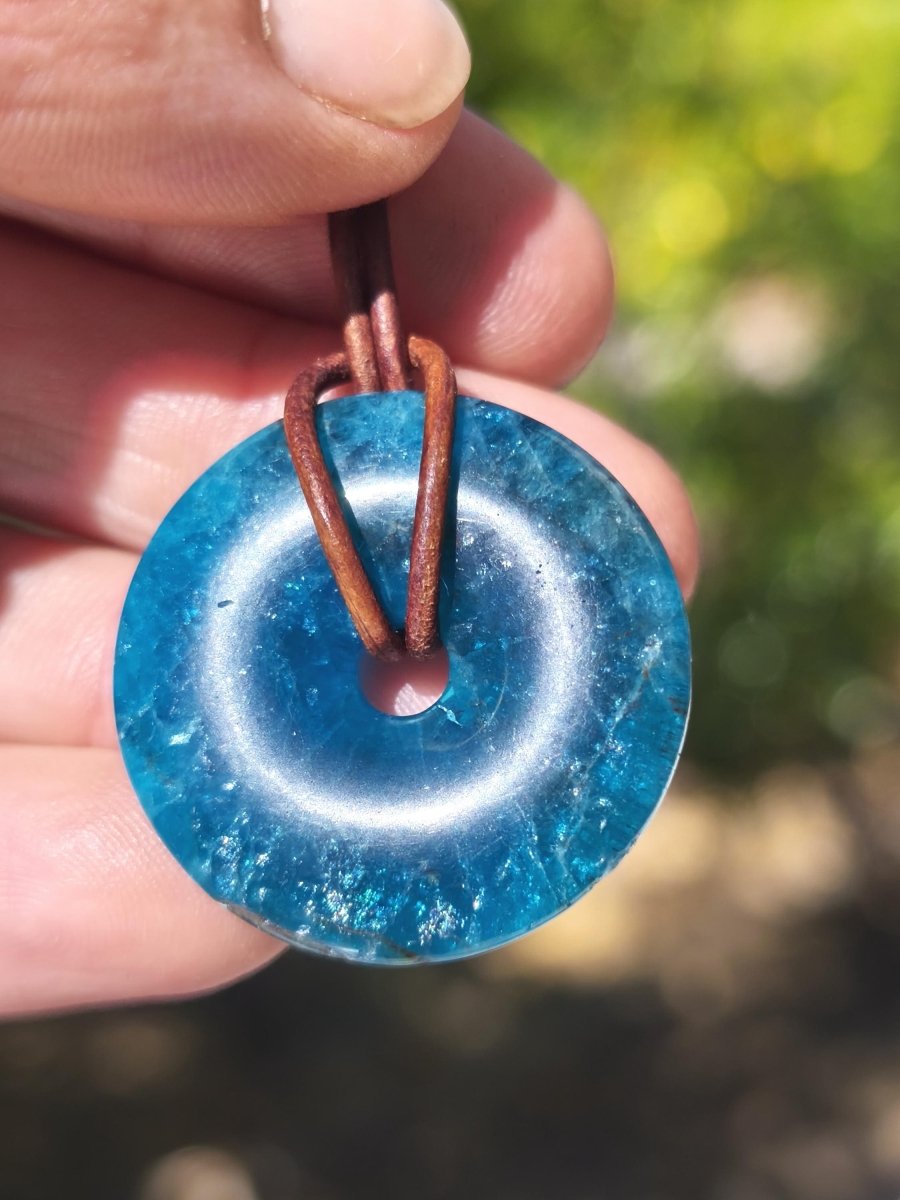 Apatit AAA Kette Donut 30mm Edelstein blau Anhänger Kristall Heilstein Kind Geschenk Natur Rarität Schutz Stein Mann Frau Er Sie transparent - Art of Nature Berlin