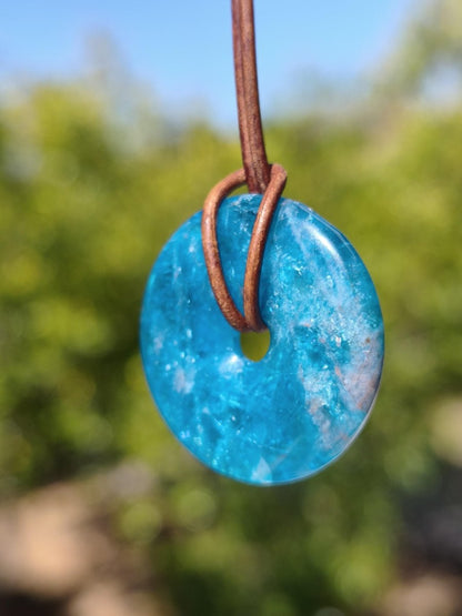 Apatit AAA Kette Donut 30mm Edelstein blau Anhänger Kristall Heilstein Kind Geschenk Natur Rarität Schutz Stein Mann Frau Er Sie transparent - Art of Nature Berlin