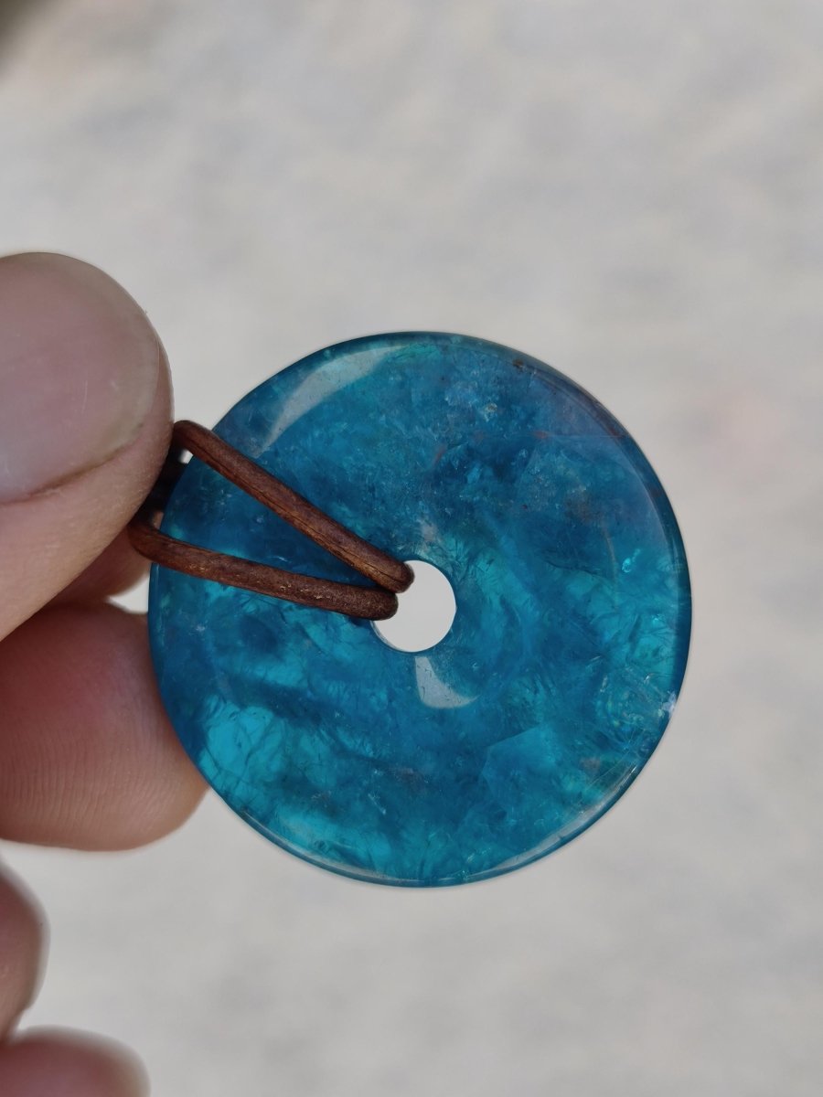 Apatit AAA Kette Donut 30mm Edelstein blau Anhänger Kristall Heilstein Kind Geschenk Natur Rarität Schutz Stein Mann Frau Er Sie transparent - Art of Nature Berlin