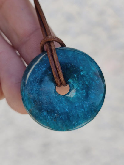 Apatit AAA Kette Donut 30mm Edelstein blau Anhänger Kristall Heilstein Kind Geschenk Natur Rarität Schutz Stein Mann Frau Er Sie transparent - Art of Nature Berlin