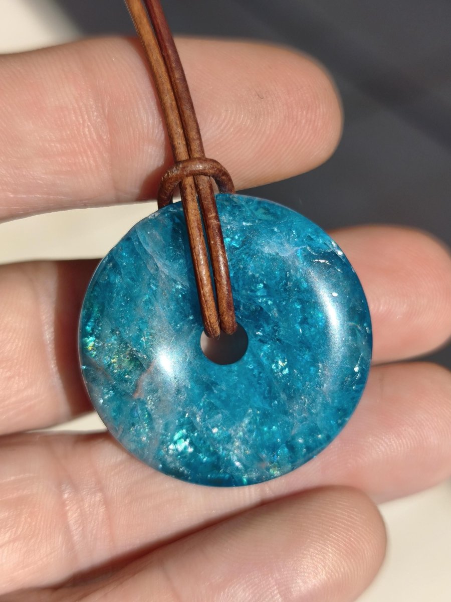 Apatit AAA Kette Donut 30mm Edelstein blau Anhänger Kristall Heilstein Kind Geschenk Natur Rarität Schutz Stein Mann Frau Er Sie transparent - Art of Nature Berlin