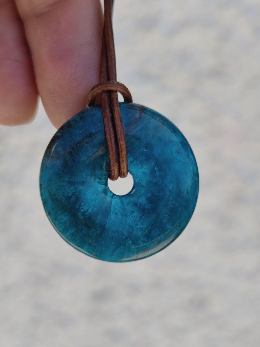 Apatit AAA Kette Donut 30mm Edelstein blau Anhänger Kristall Heilstein Kind Geschenk Natur Rarität Schutz Stein Mann Frau Er Sie transparent - Art of Nature Berlin