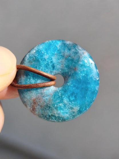 Apatit AAA Kette Donut 30mm Edelstein blau Anhänger Kristall Heilstein Kind Geschenk Natur Rarität Schutz Stein Mann Frau Er Sie transparent - Art of Nature Berlin