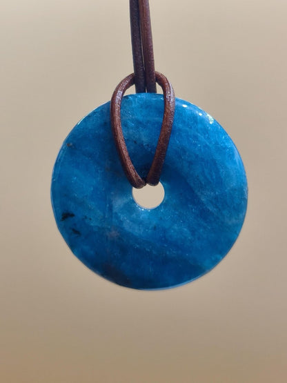 Apatit AAA Kette Donut 30mm Edelstein blau Anhänger Kristall Heilstein Kind Geschenk Natur Rarität Schutz Stein Mann Frau Er Sie transparent - Art of Nature Berlin
