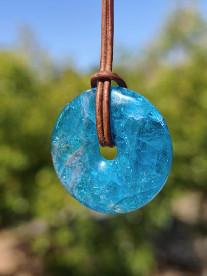 Apatit AAA Kette Donut 30mm Edelstein blau Anhänger Kristall Heilstein Kind Geschenk Natur Rarität Schutz Stein Mann Frau Er Sie transparent - Art of Nature Berlin