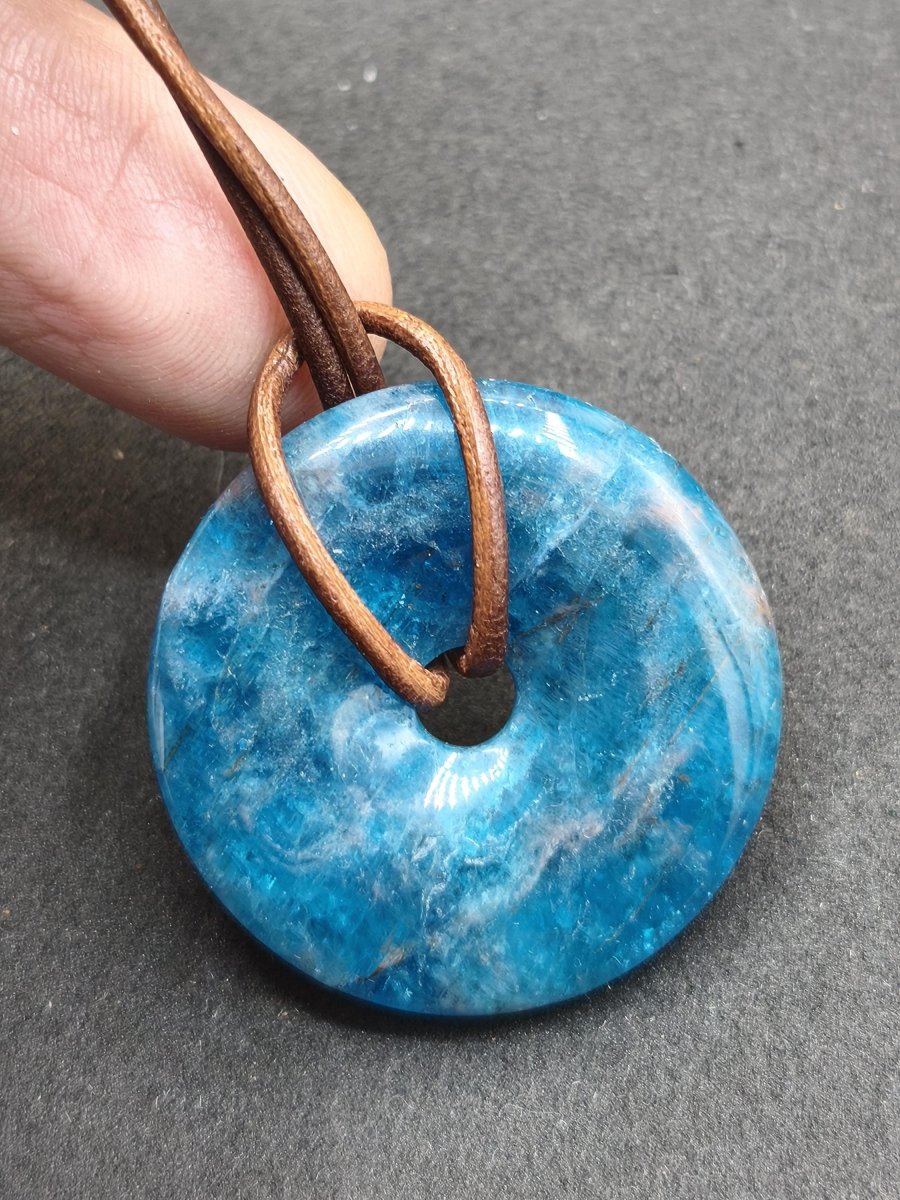 Apatit AAA Kette Donut 30mm Edelstein blau Anhänger Kristall Heilstein Kind Geschenk Natur Rarität Schutz Stein Mann Frau Er Sie transparent - Art of Nature Berlin